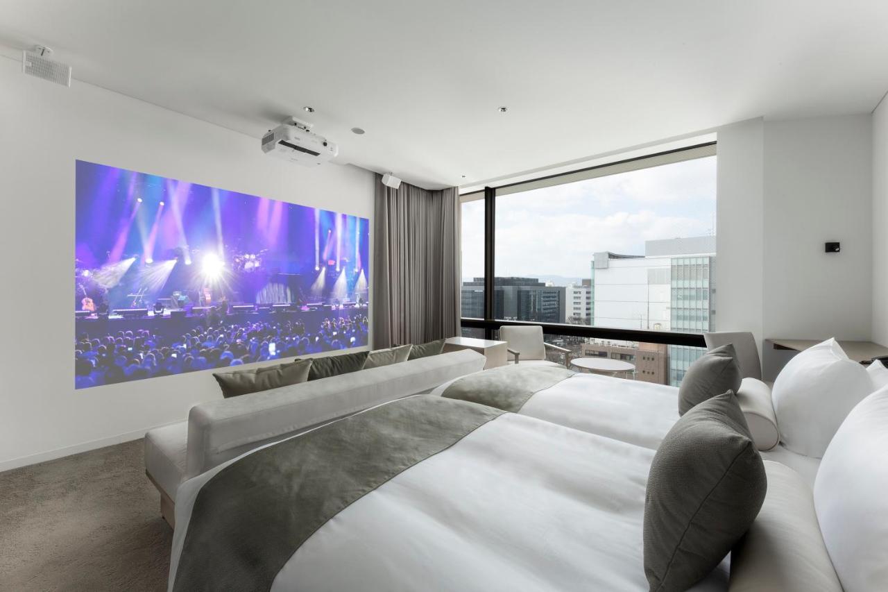 The Royal Park Hotel Iconic Kioto Exterior foto A projector screen in a hotel room