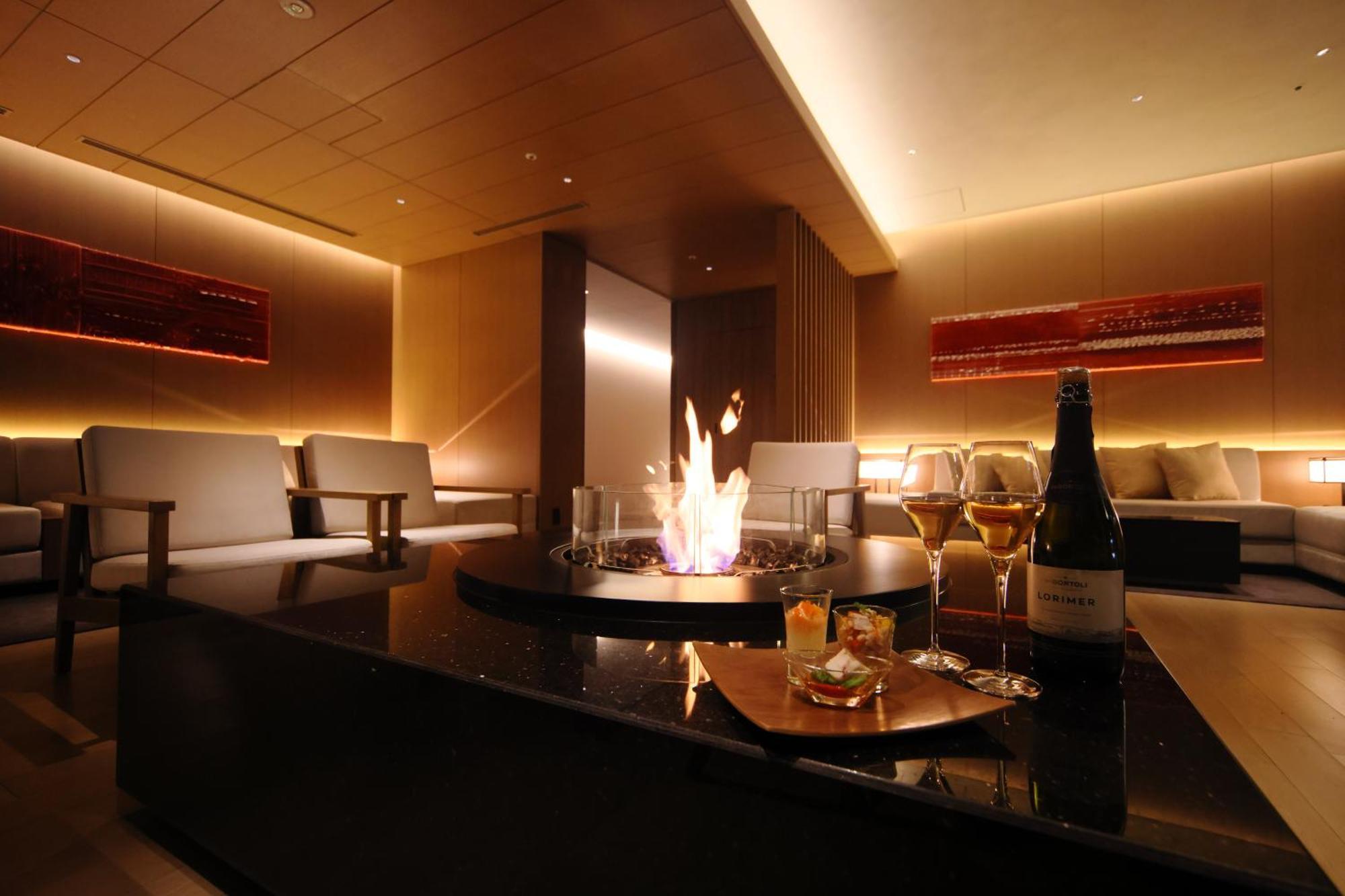 The Royal Park Hotel Iconic Kioto Exterior foto A fireplace in a restaurant